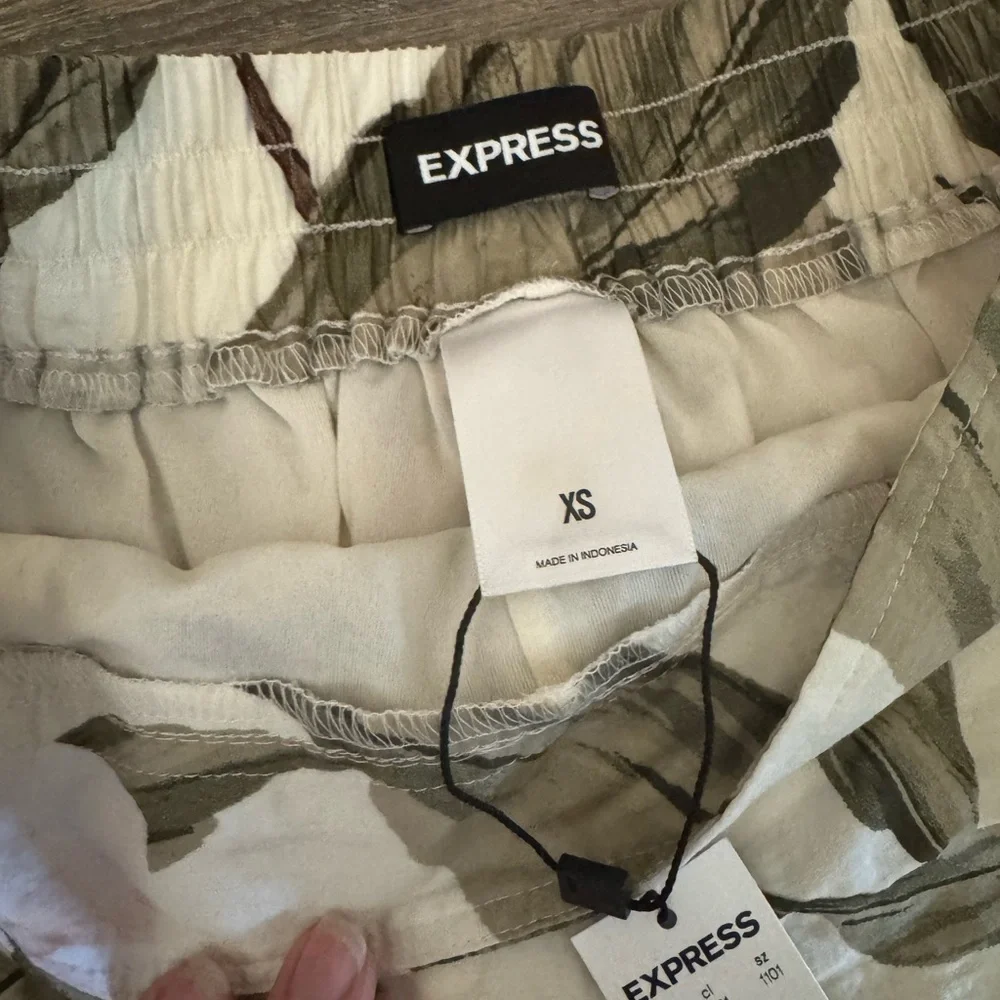 NWT express high waisted shorts - Picture 3 of 5